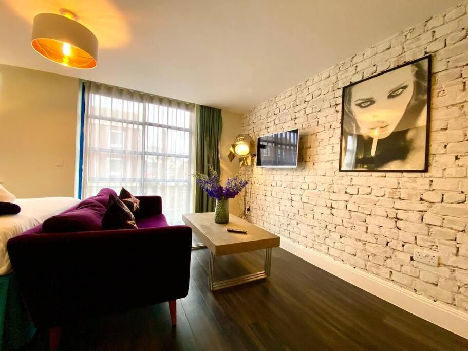 Stunning Apartment Suite - Free Parking & Wifi! Poole Ngoại thất bức ảnh