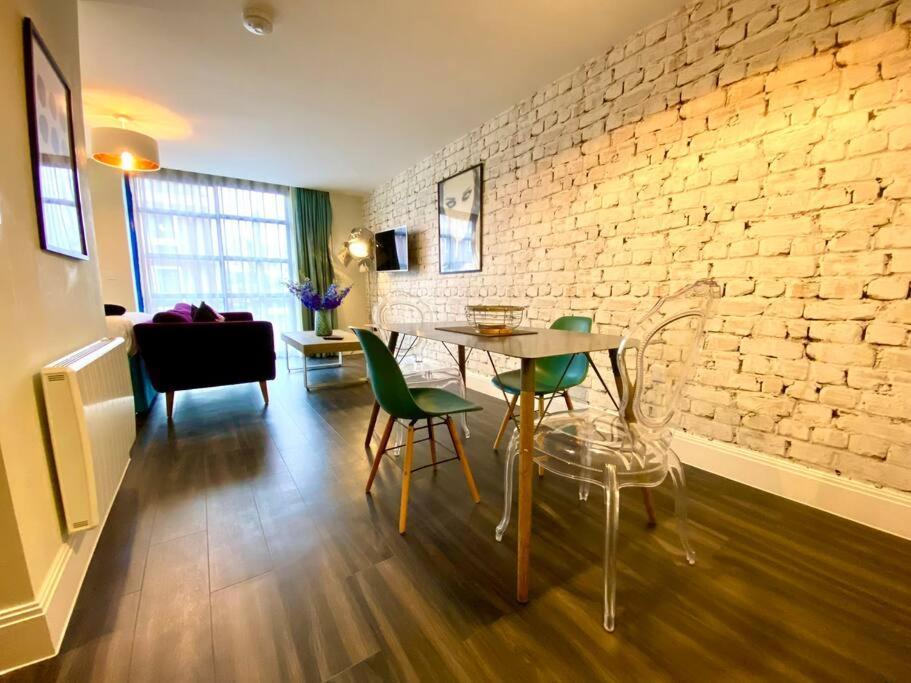 Stunning Apartment Suite - Free Parking & Wifi! Poole Ngoại thất bức ảnh