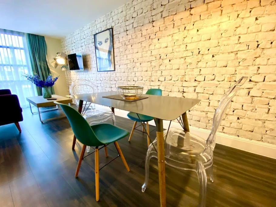 Stunning Apartment Suite - Free Parking & Wifi! Poole Ngoại thất bức ảnh